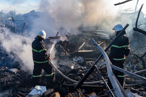 Feuerwehr löscht Brand in der Ukraine nach Luftangriff
