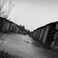 Schwarzweiß-Foto von zwei Reihen Garagen