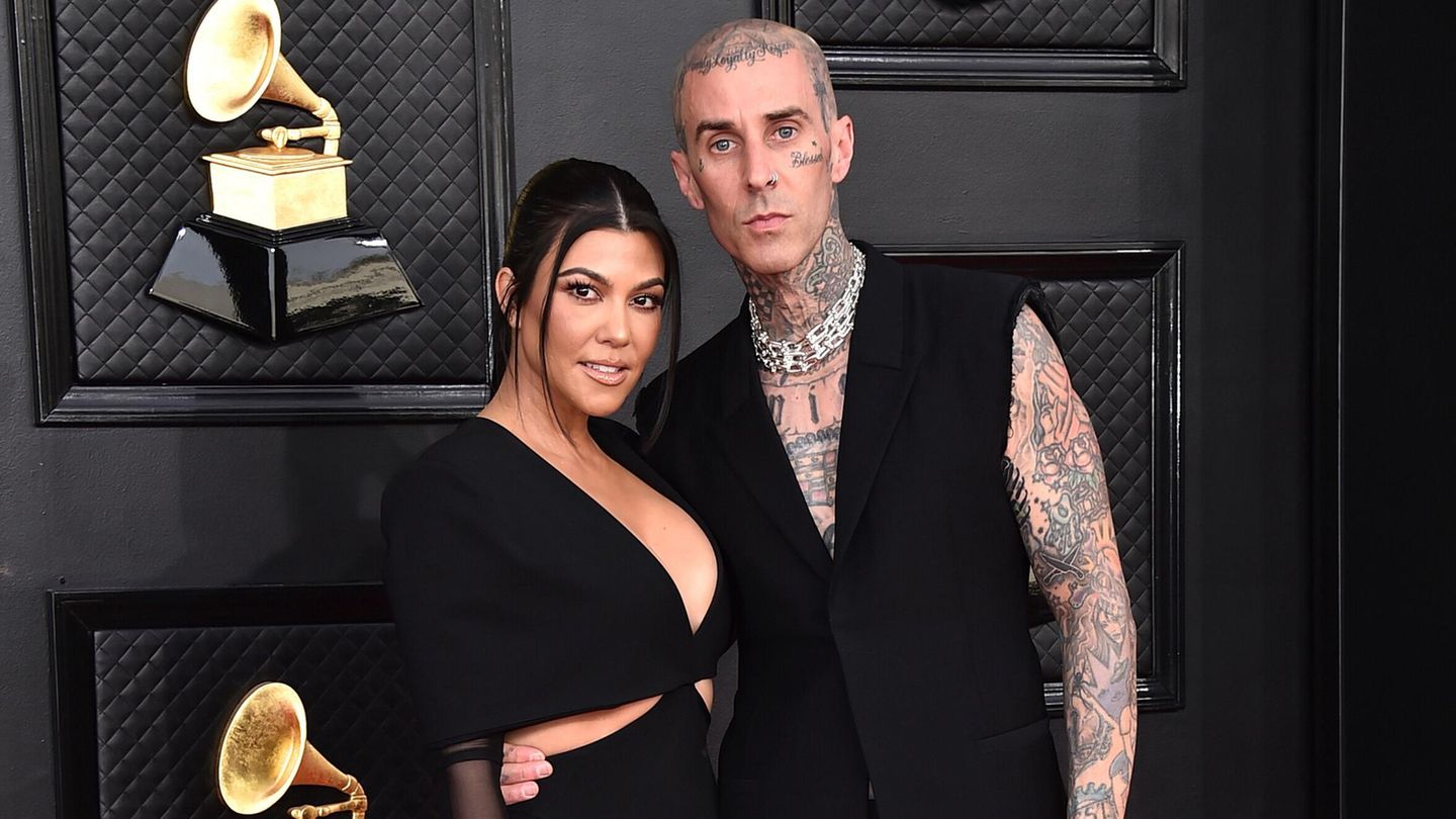 Leute von heute : Kourtney Kardashians Ehemann Travis Barker wegen Taubheit am Arm operiert