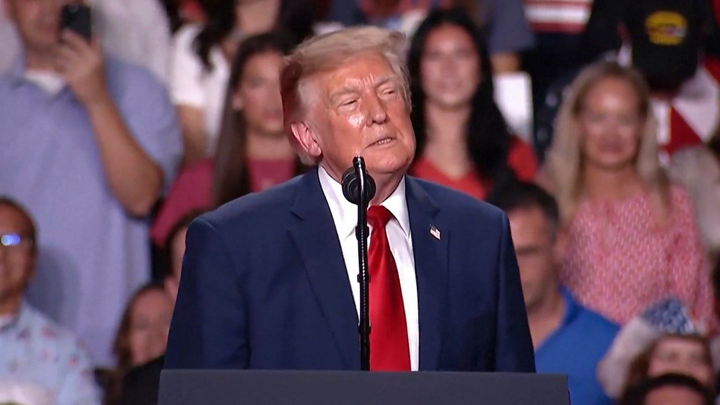 Auftritt in Texas: Trump wird bei Zwischenruf persönlich: „Was er nicht weiß, seine Mama...“