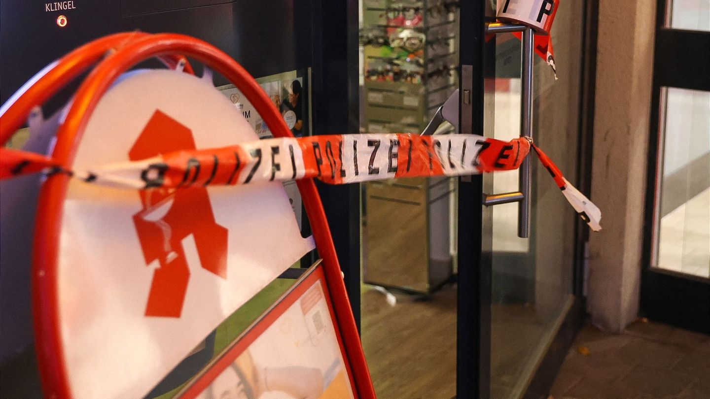 Brutaler Angriff: Mann verletzt 61-Jährigen mit Messer lebensgefährlich