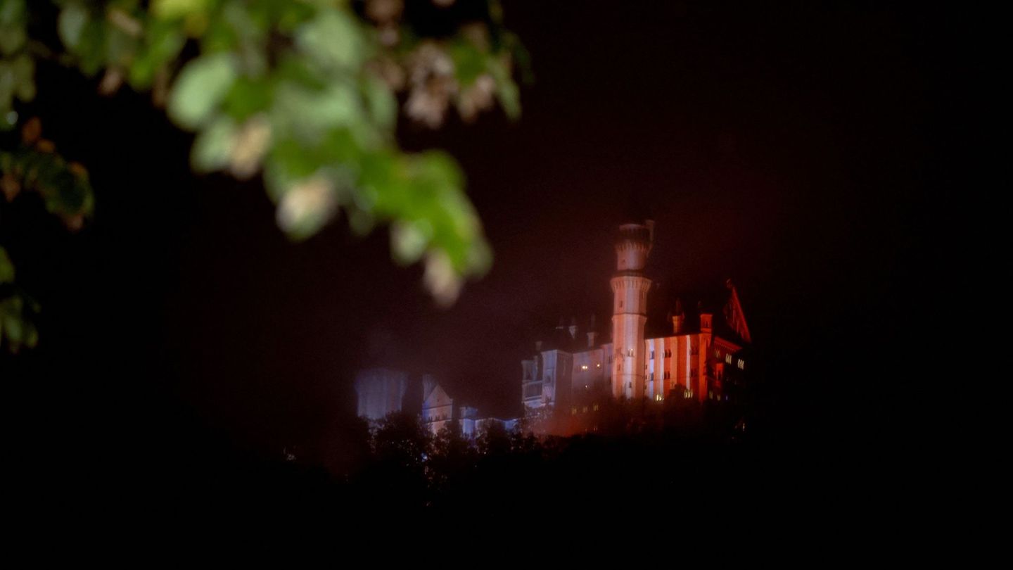 Klimaschutz: Neuschwanstein im Klimastreifen-Look
