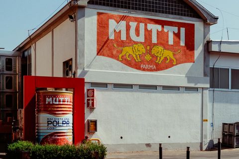 Firmengebäude mit Logo der Marke Mutti