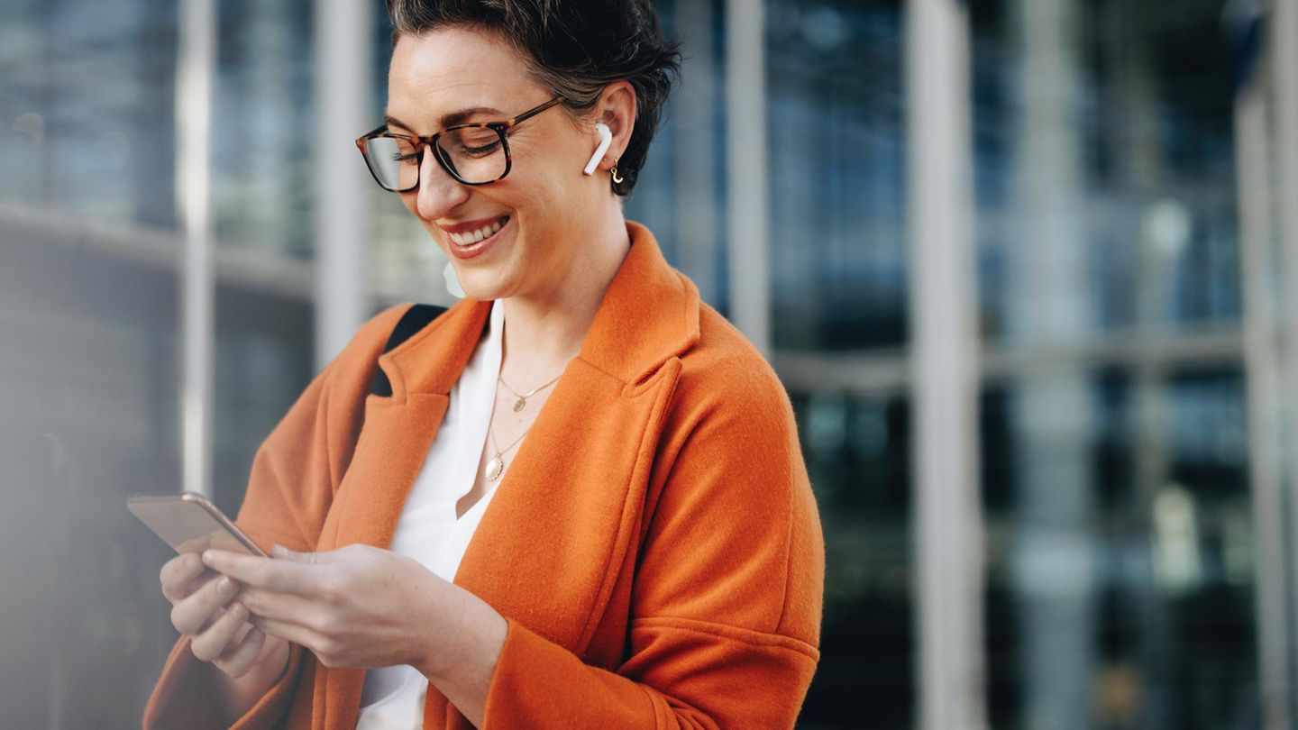 Eine Frau telefoniert mit ihren In-Ears im Ohr.