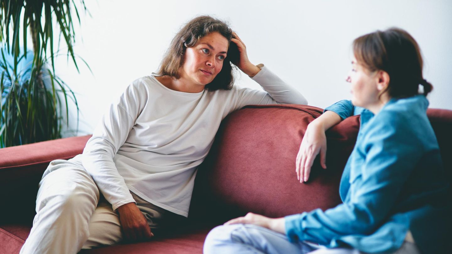 Your girlfriend is being cheated on - | Should you warn her?