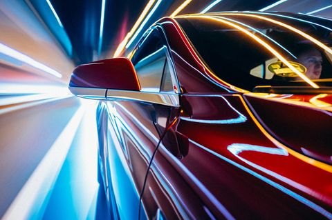 Ein Auto, dahinter sieht man Lichtstreifen