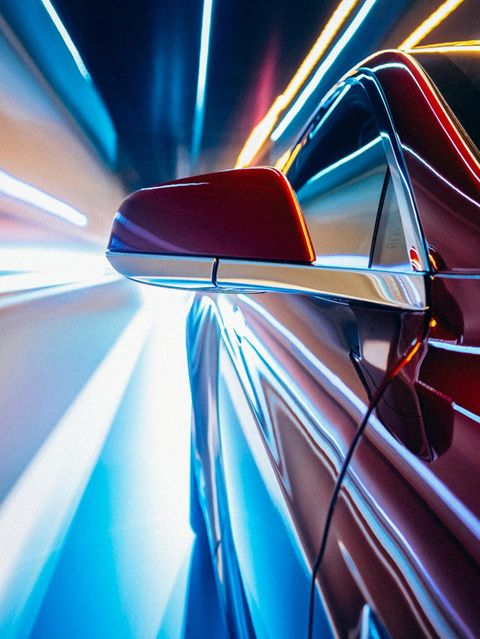 Ein Auto, dahinter sieht man Lichtstreifen