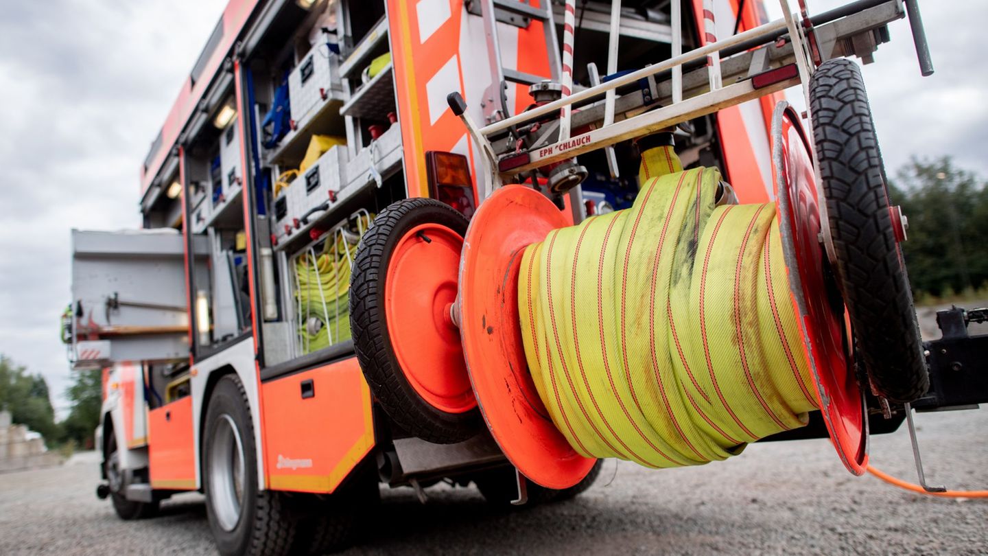 Nachbarhaus evakuiert: Großeinsatz: Brand eines Wohnhauses in Dresden gelöscht