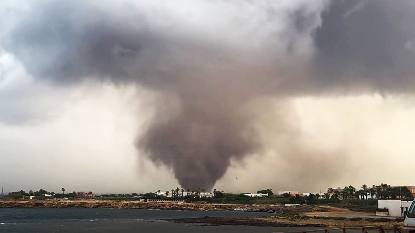 Violent tornado rages in Sicily - | Cars fly meters