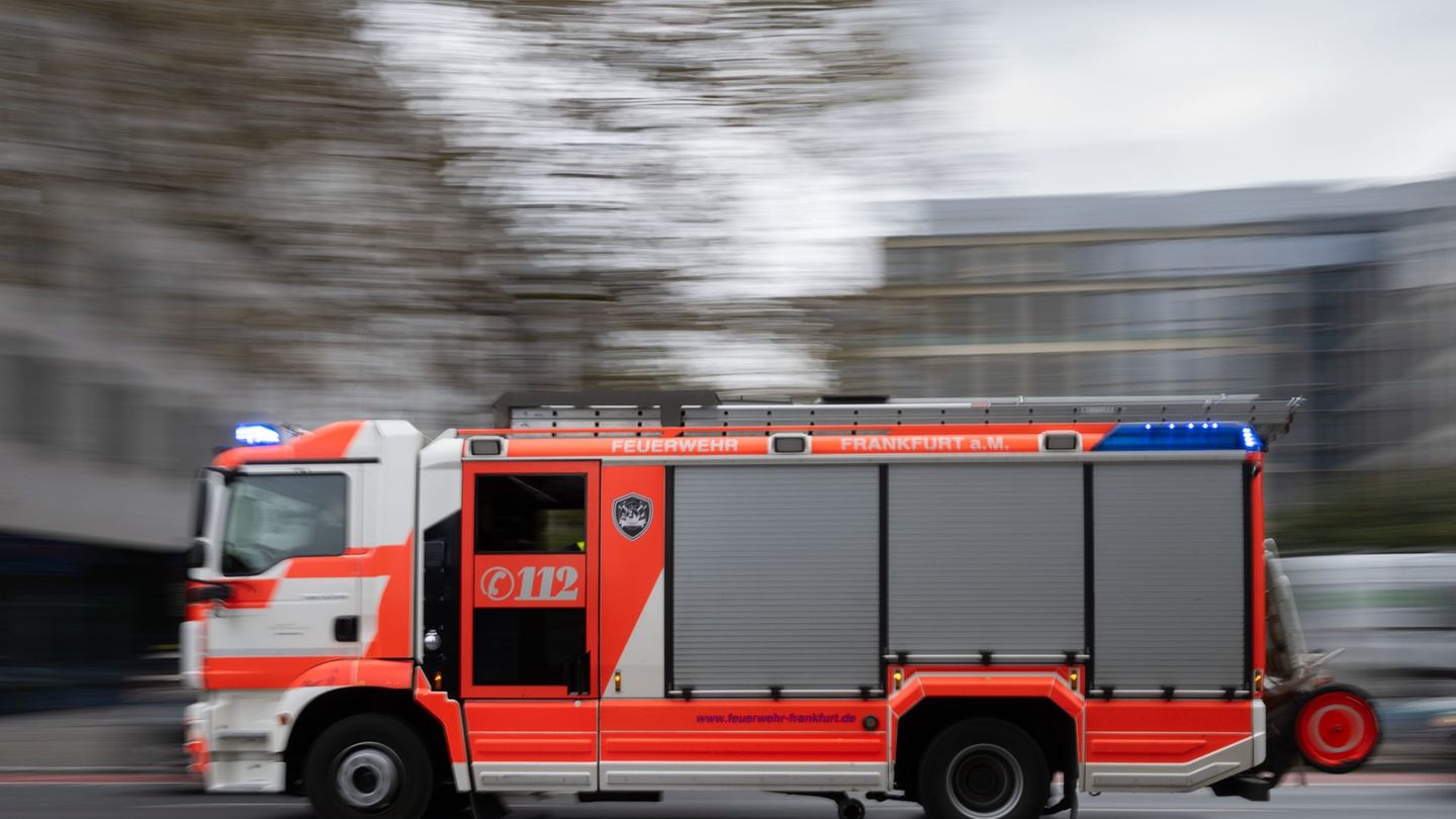 Brand im Lagerraum: Feuer in Frankfurter Schule – Brandstiftung vermutet