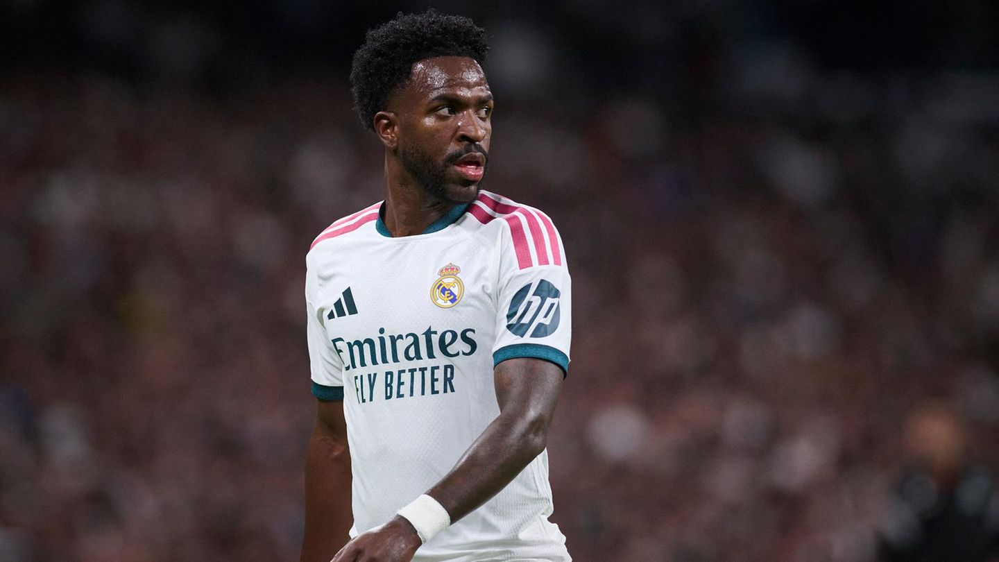 Vinicius Junior Apologizes After Red Card for Hair-Pulling Incident