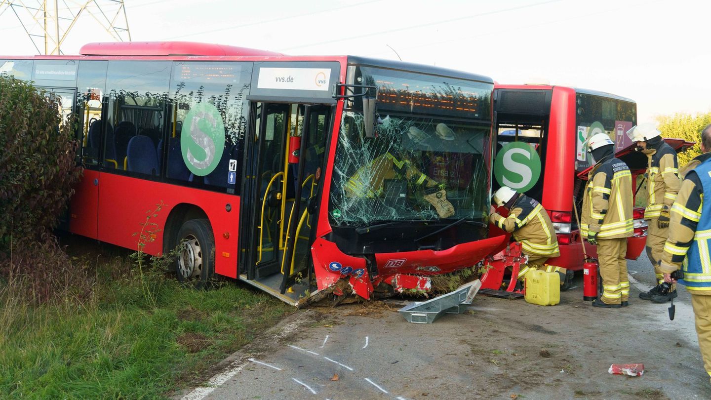200.000 Euro Schaden: Linienbus in zwei Teile geteilt - Fahrer schwer verletzt