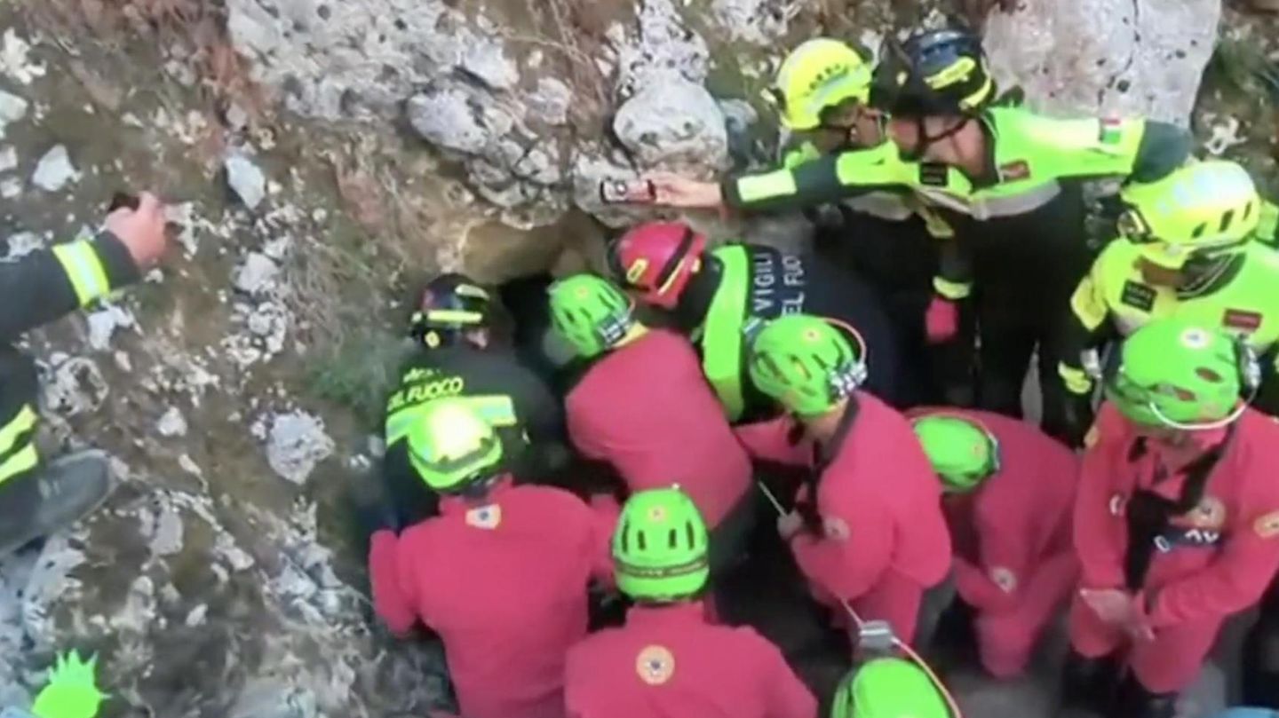 Rettung im Video: Forscher steckt in Höhle fest – und wird erst nach 27 Stunden befreit