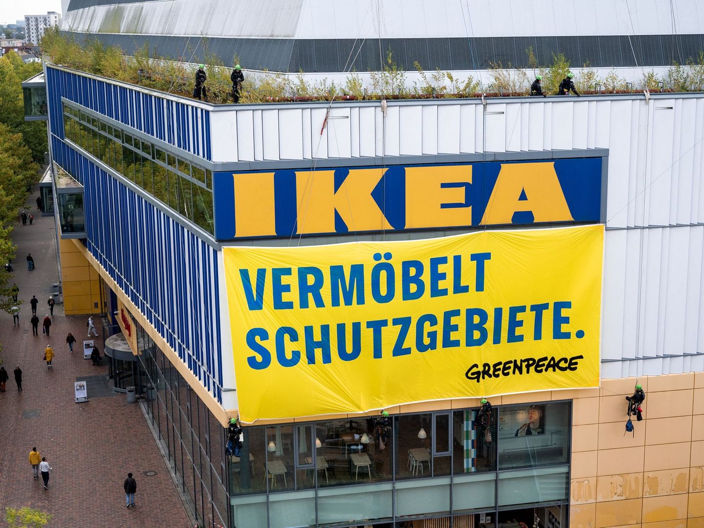 Hamburg-Altona: Greenpeace protestiert vor Ikea-Einrichtungshaus