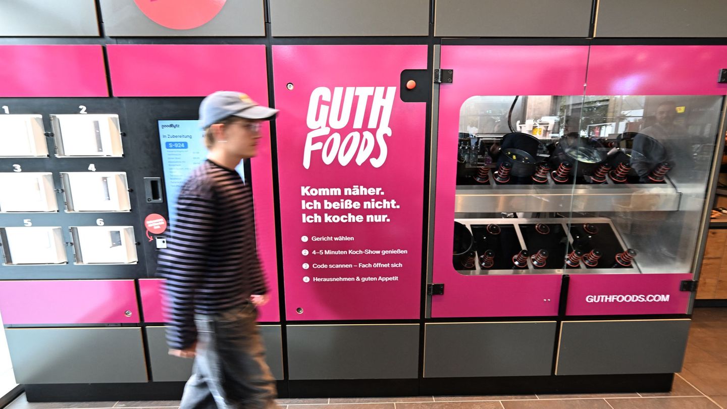 Gastronomie: Roboter kocht an Tankstelle bis zu acht Gerichte zeitgleich