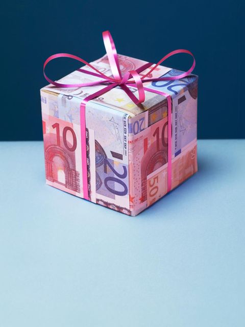 Ein Geschenk mit Papier aus Geldscheinen und einer Schleife