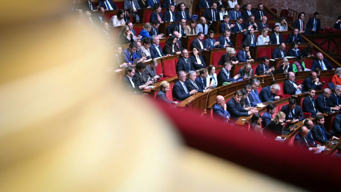 Milliarden-Einsparungen geplant: Frankreichs Parlament beginnt Haushaltsdebatte