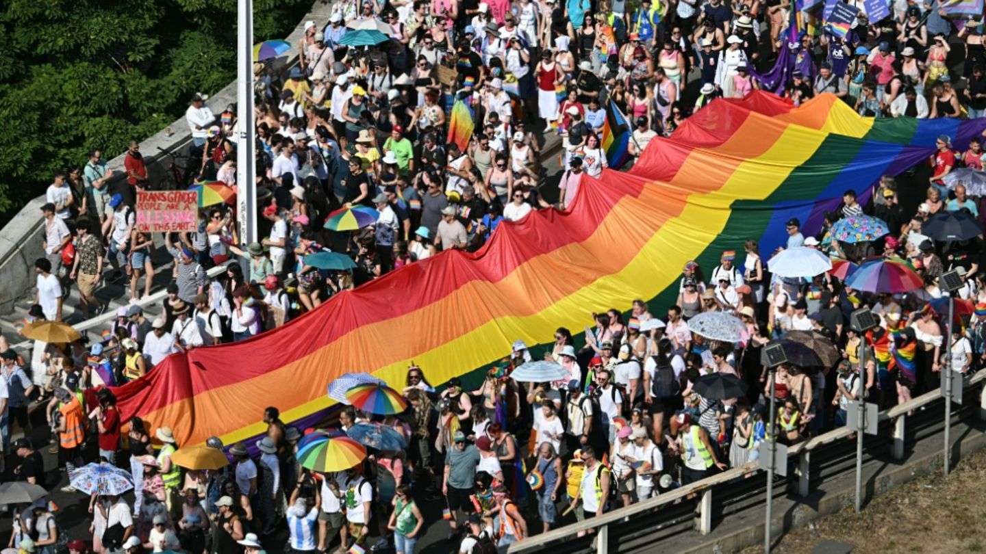 Ungarisches Parlament beschließt Änderung von umstrittenem LGBTQ-Gesetz