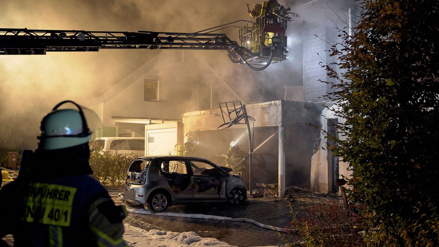 Brand gelöscht: Wohnhaus steht in Flammen - sechsstelliger Schaden