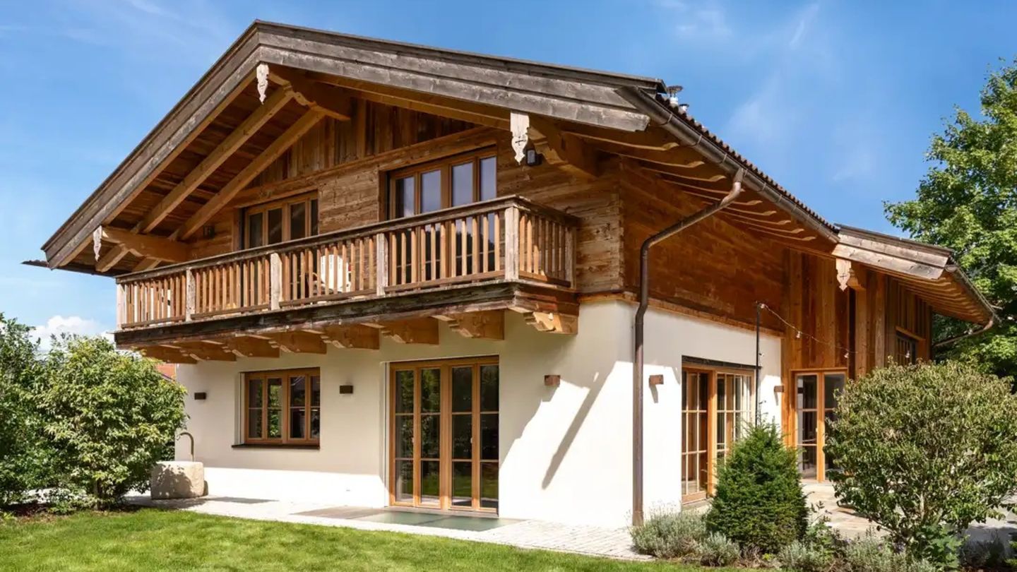 Charaktervolle Altholzfassade, Kamin und Wellnessbereich: Das Alpenchalet am Tegernsee verbindet Tradition und modernen Komfort.