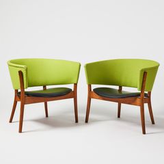 Zwei Holz-Loungestühle mit schwarzen Ledersitz und grüner Stofflehne