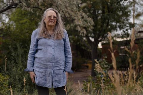 Caroline Fraser steht in einem Garten in Santa Fe