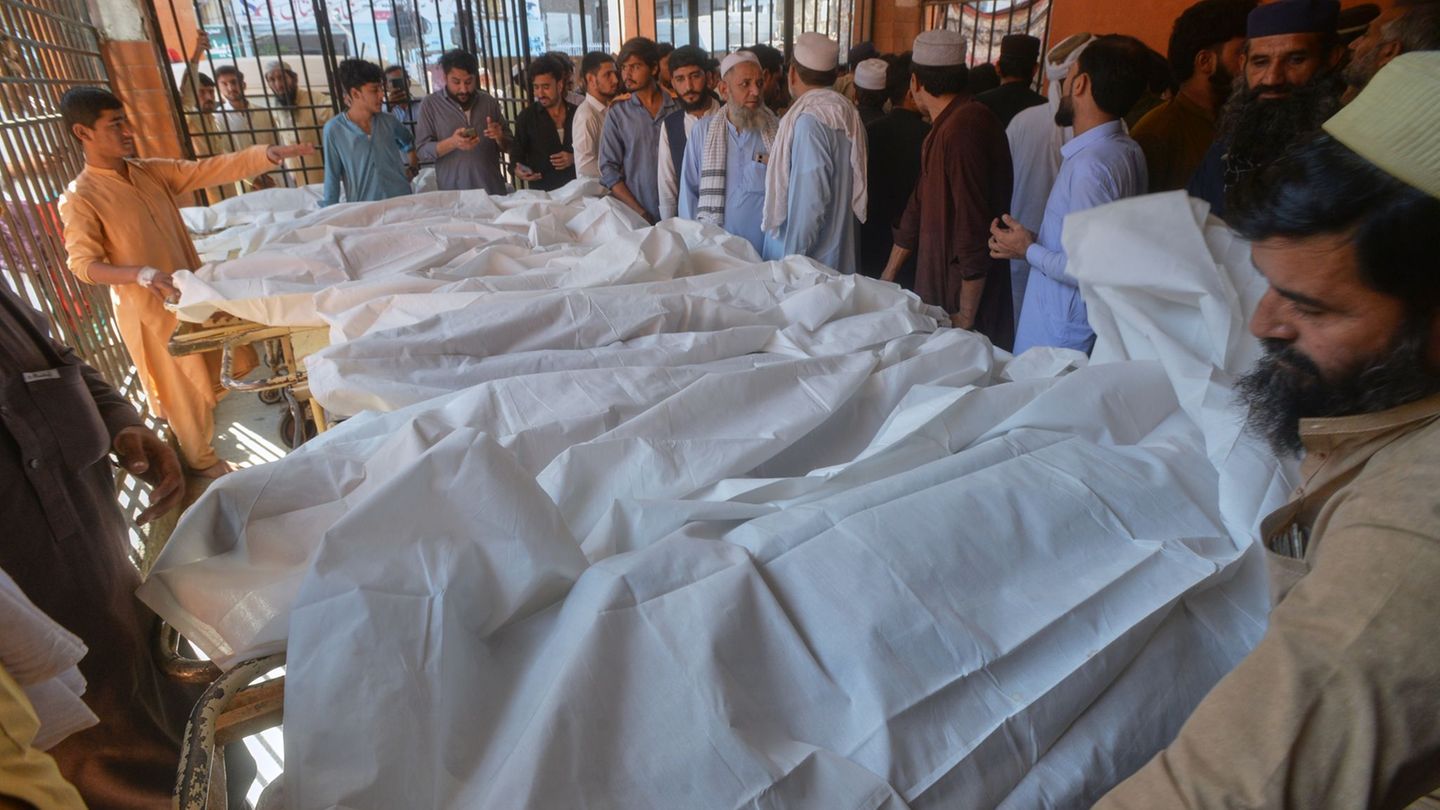 Unglück: Schuldach stürzt ein - Mindestens 34 Tote in Pakistan
