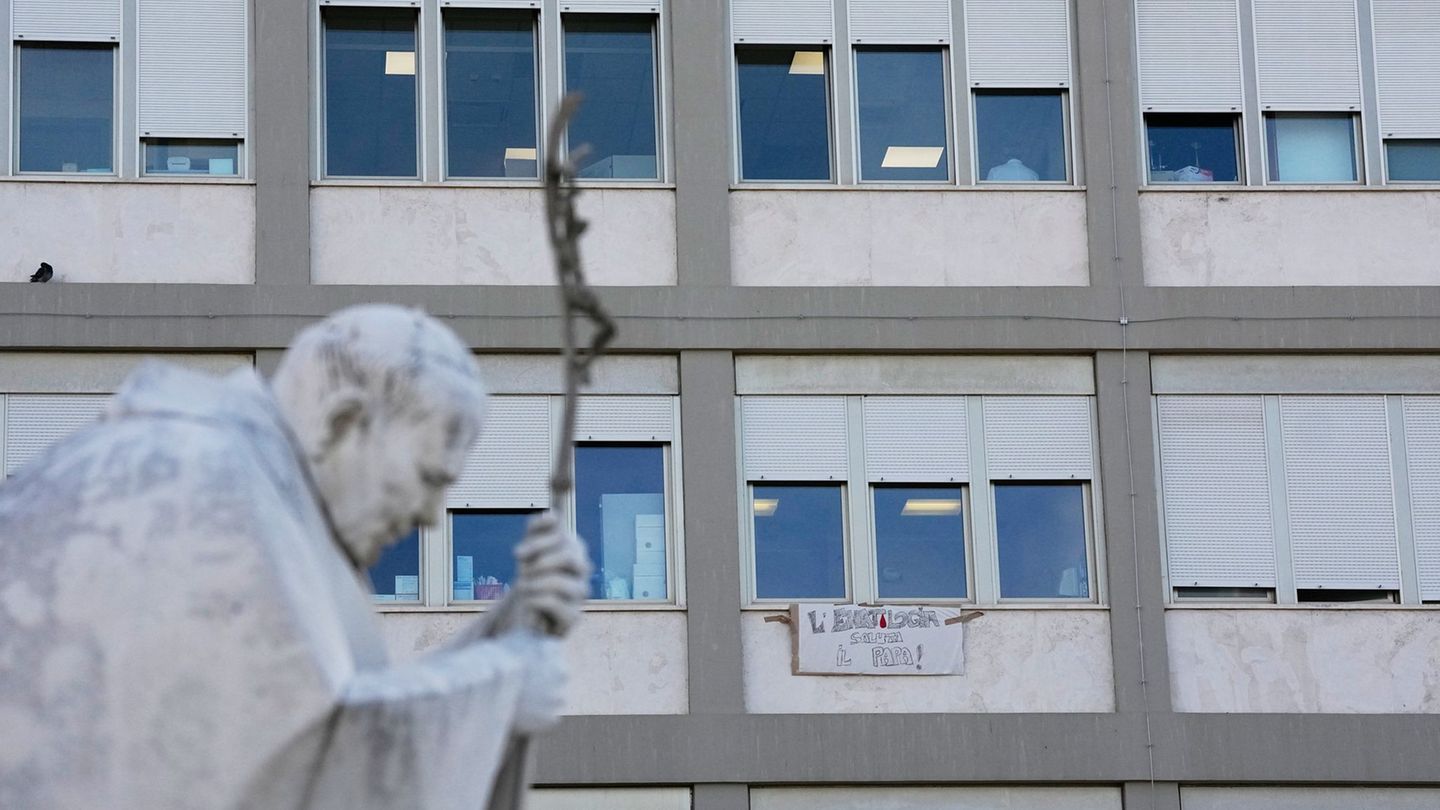 Nach Eingriff: Ärzte: Operierte Lunge des Papstes erholt sich gut