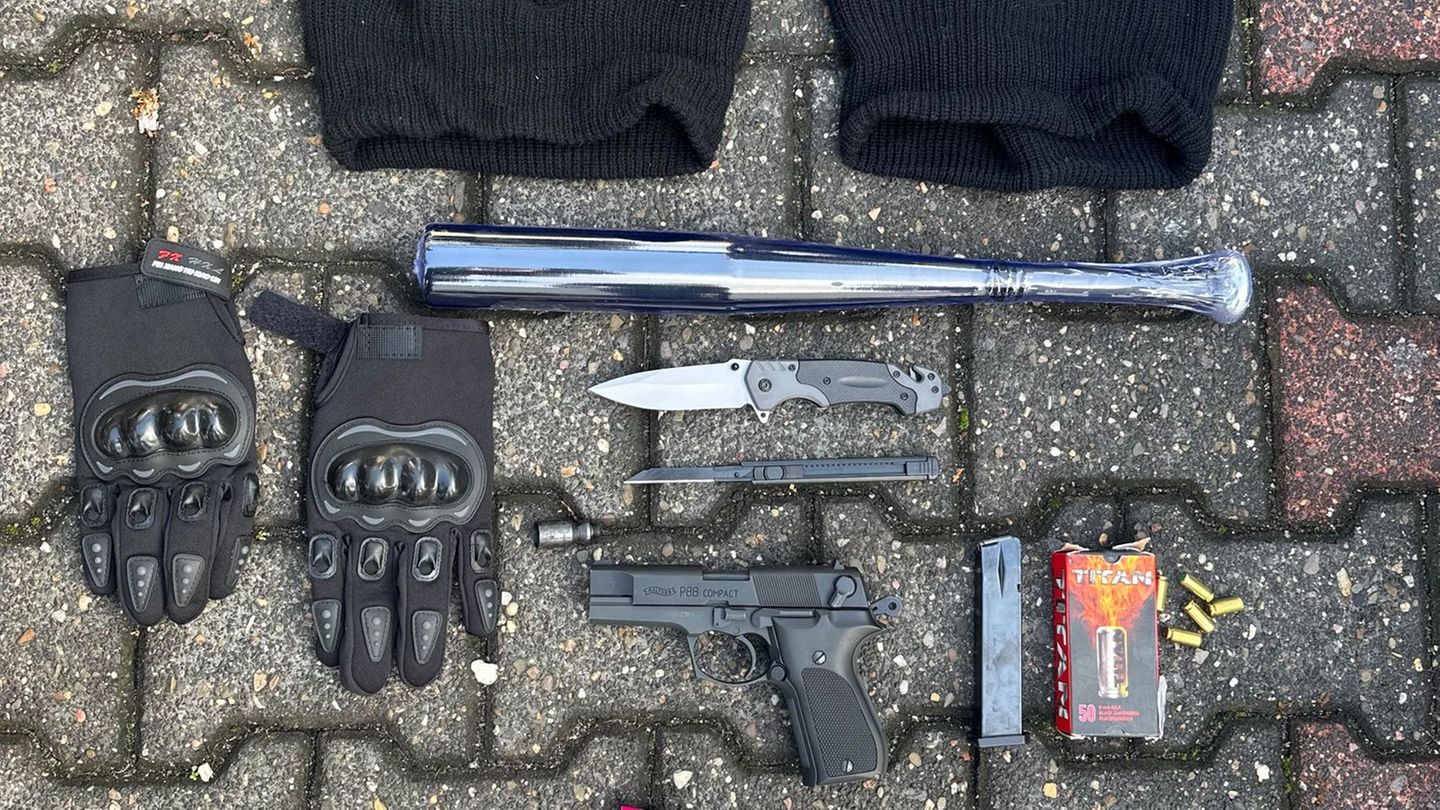 Verkehrskontrolle: Sturmhauben und Waffen - Polizei findet Arsenal in Auto