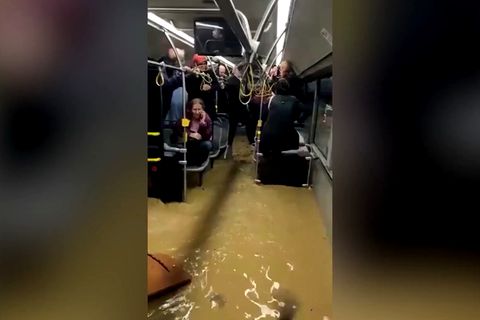 Sturzfluten in Istanbul: Video zeigt, wie Busgäste übers Dach fliehen