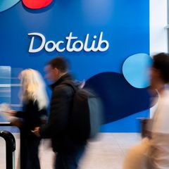 Doctolib-Logo in der Firmenzentrale bei Paris