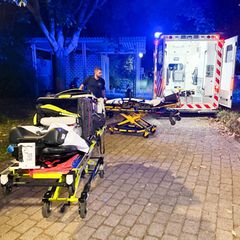 Rettungskräfte und Polizei waren nach dem Messerrangriff in dem olfener Seniorenheim mit einem Großaufgebot vor Ort