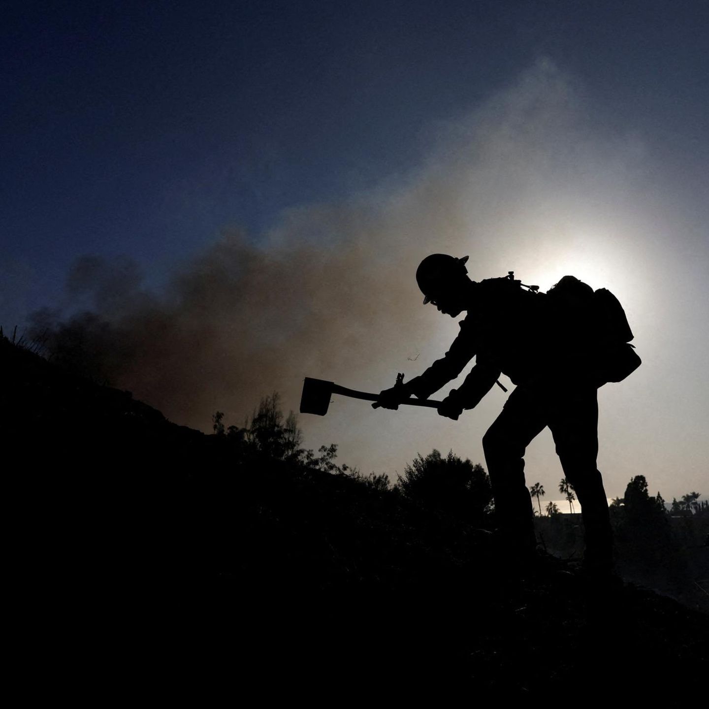 Feuerwehrmann vor Rauchschwade