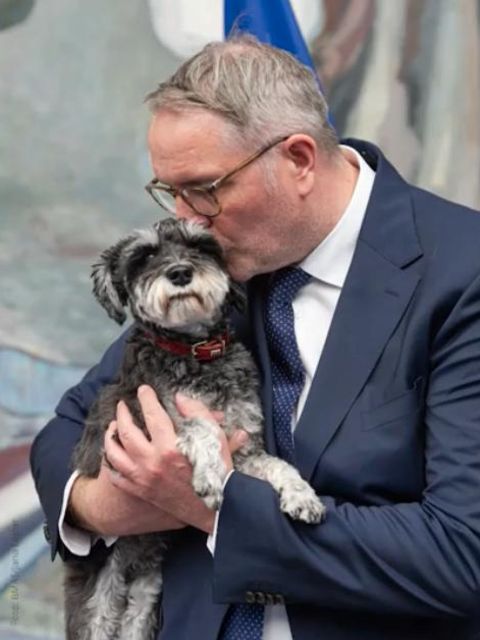 Arbeitsminister Alexander Schweitzer stellt seinen Hund Mimi vor