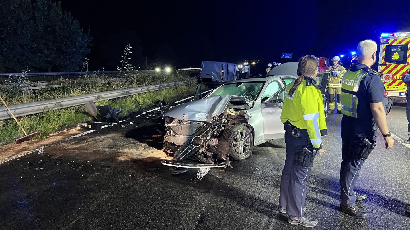 Unfallursache unklar: Mann stirbt bei Unfall auf der A2 - drei Schwerverletzte