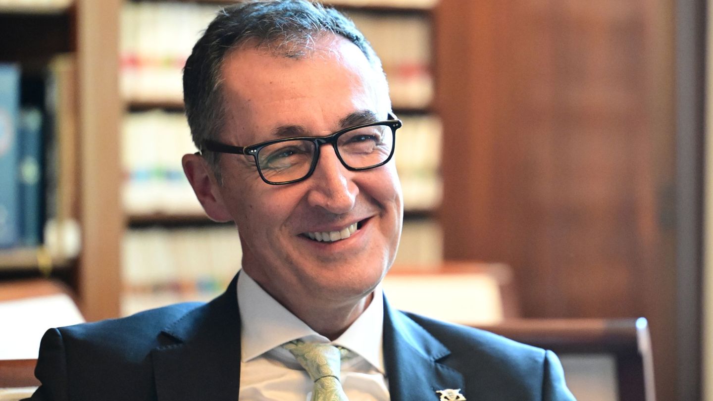 Sport und Politik: Özdemir: Lieber Politikstress als Bälle „in die Fresse“