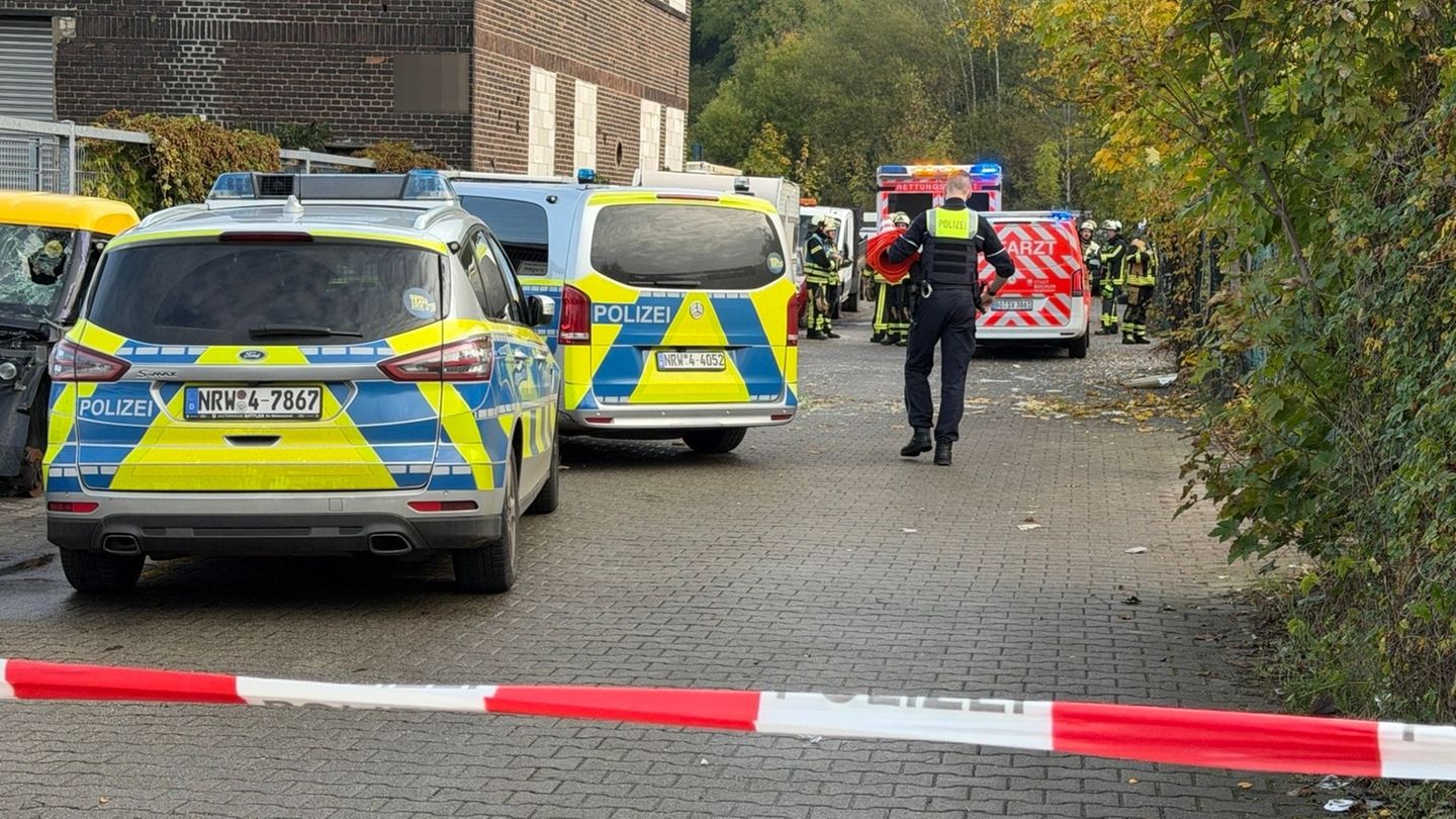 Einsatz in Gewerbegebiet: Explosion in Lagerhalle in Bochum - ein Toter