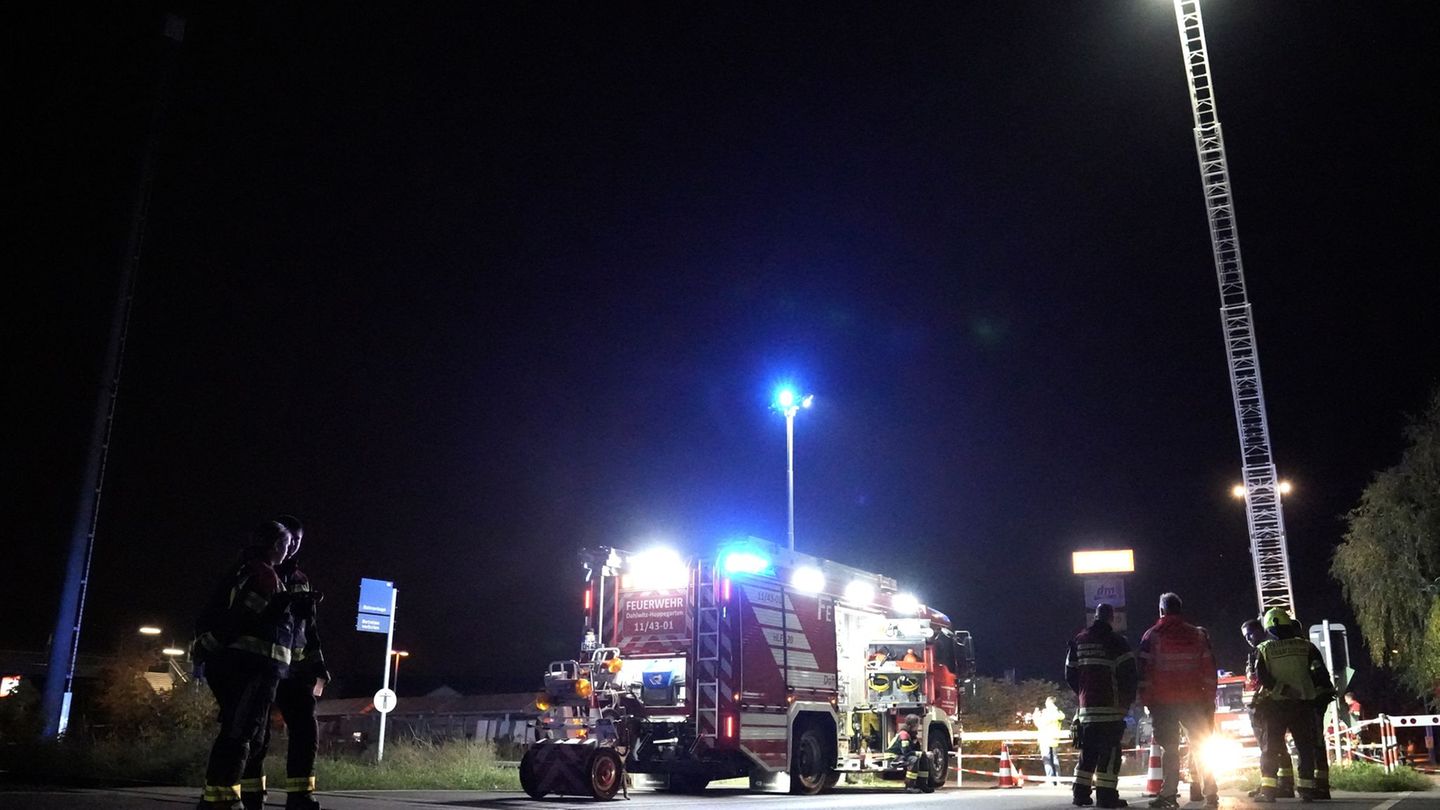 Tödlicher Unfall: Frau wird von zwei Autos erfasst und stirbt - Wagen flüchtet