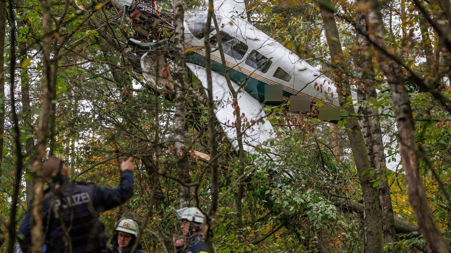 Flugzeug steckt fest: Trainingsflug endet in Bielefeld in Baumkronen