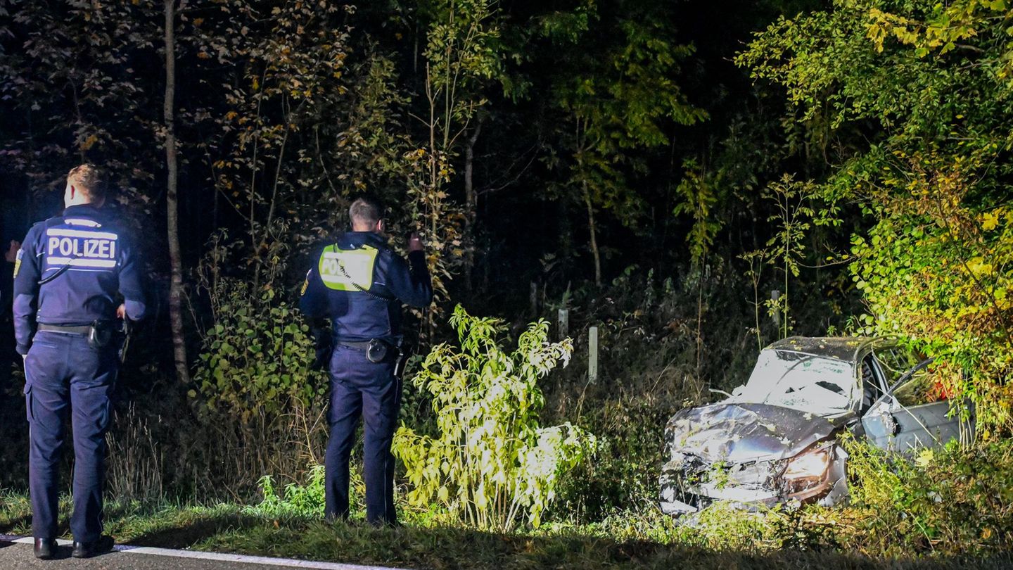 Orientierungslos weggelaufen?: Nach Unfall: Polizei sucht Fahrer mit Hubschrauber im Wald