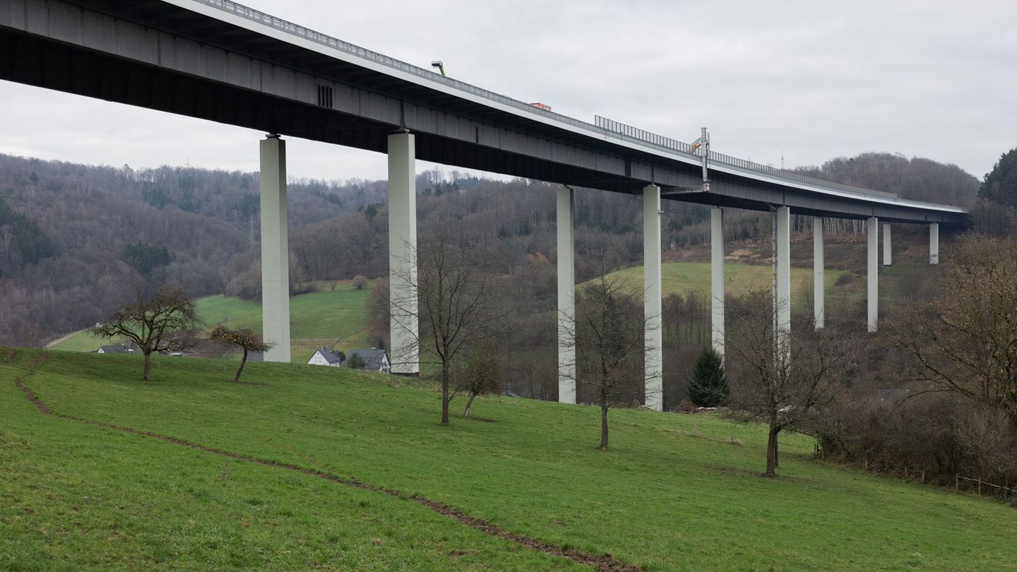 Einschränkungen auf der A4: Schranke soll schwere Laster vor der Wiehltalbrücke stoppen