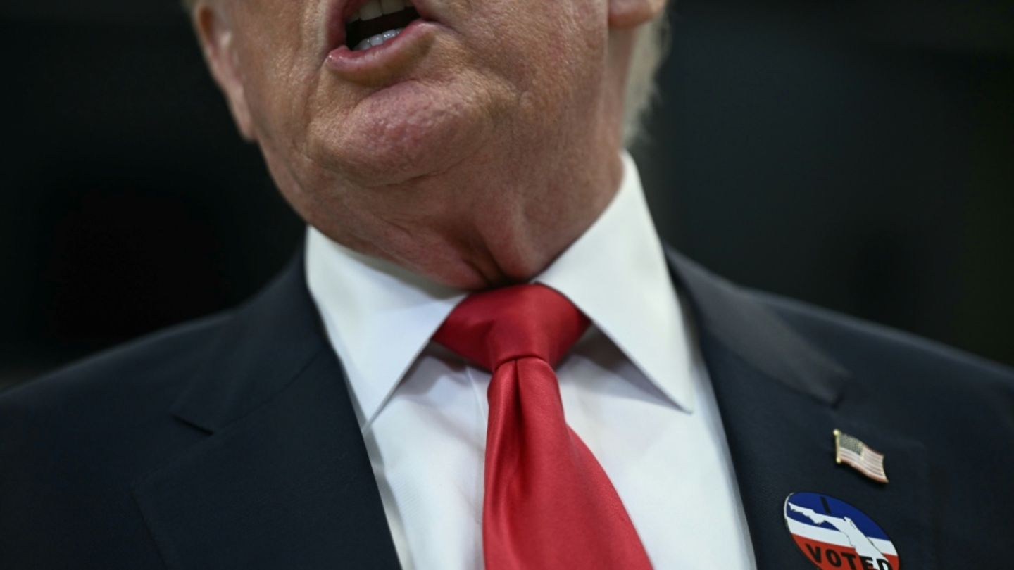 Trump gibt vorzeitig Stimme für US-Kongresswahl ab - Obama attackiert Regierung