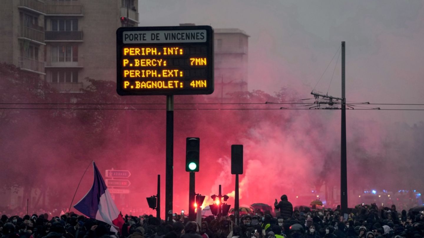 Fast 1000 Festnahmen bei neuen landesweiten Protesten in Frankreich