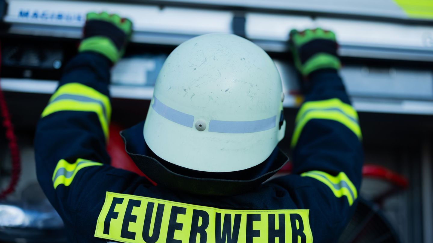 Brände: Brand in Mehrfamilienhaus verursacht hohen Schaden