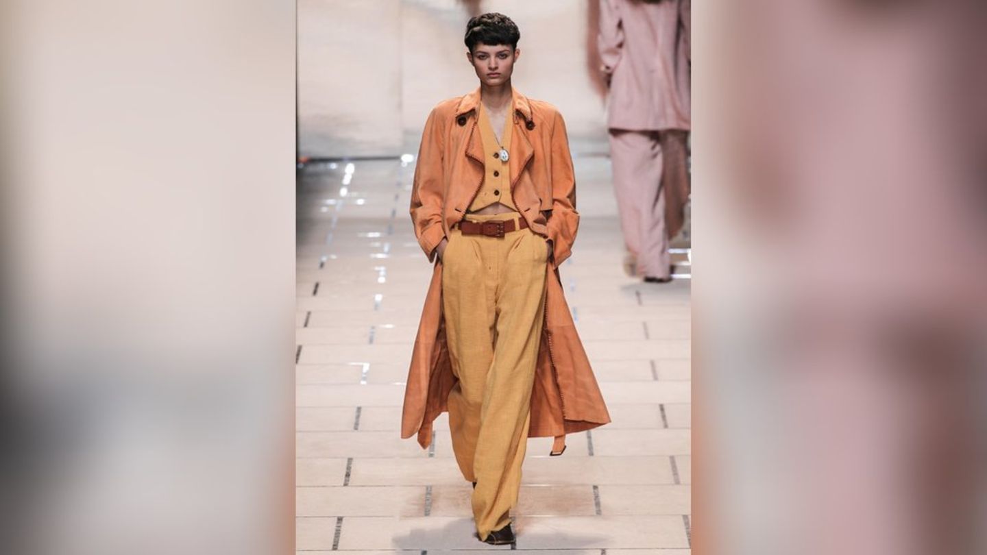 Suede-Hosen: So stylt man den neuen Herbsttrend