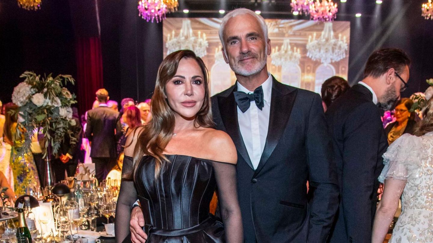 In Schwarz: Simone Thomalla und René Marchand feiern beim Leipziger Opernball