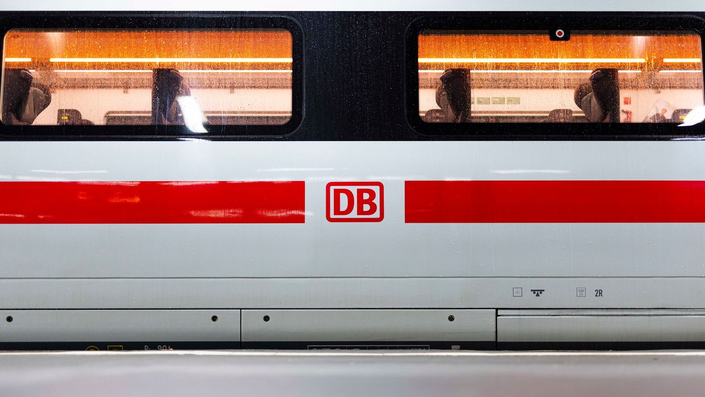 Polizei ermittelt: Dackel beißt zweijähriges Kind im Zug
