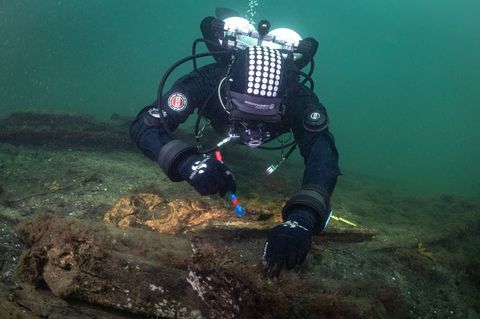 Ein Taucher untersucht das Schiffswrack der gesunkenen „Gribshunden“