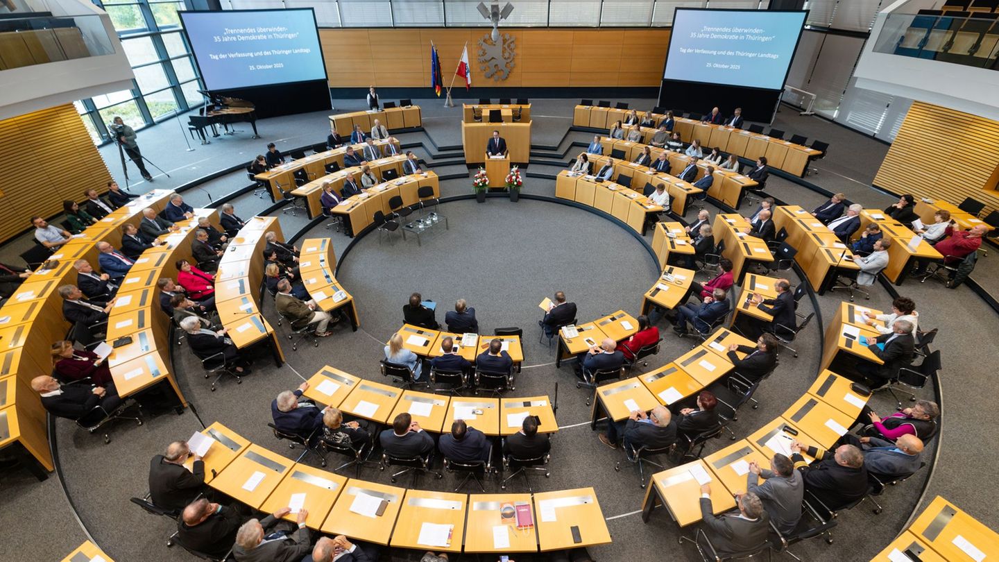 Festakt im Landtag: Voigt: Verfassung alleine schützt keine Demokratie
