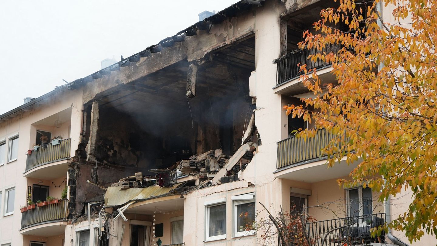 Sucheinsatz mit Risiken: Hausexplosion in Regensburg: Sorge um vermisste Bewohner